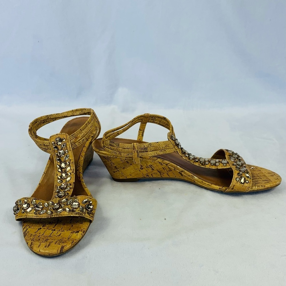 Attention wedge sandals